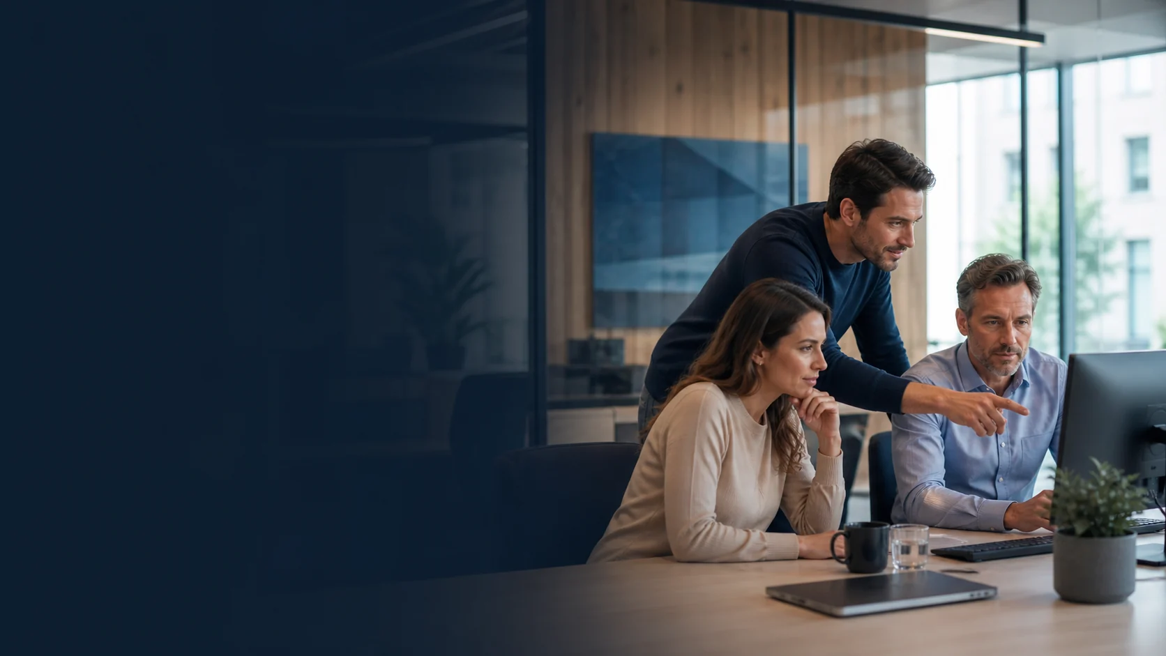 IT-specialist ondersteunt een MKB-team bij professioneel IT-beheer