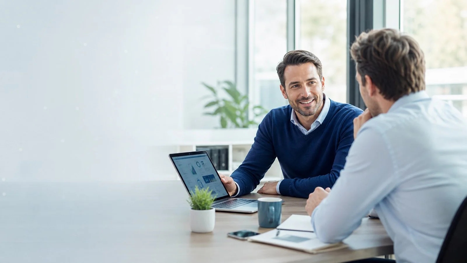 Modern kantoor werkplek met bureau en stoelen