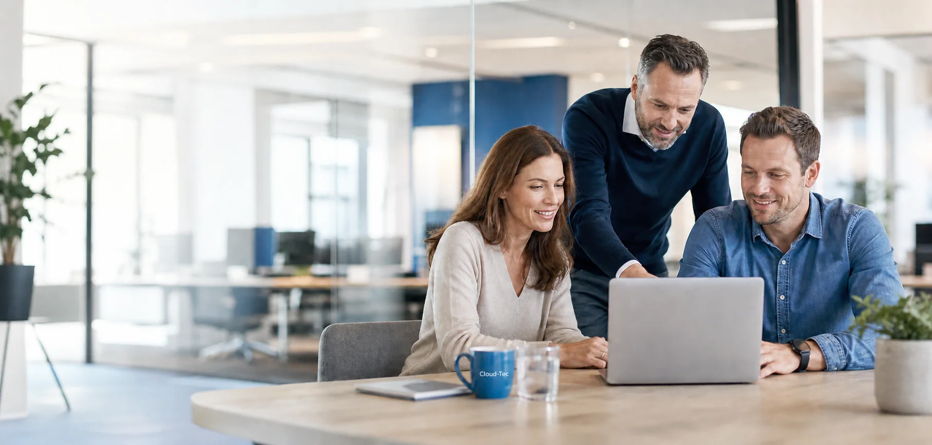 Drie professionals werken samen aan Microsoft 365-beheer